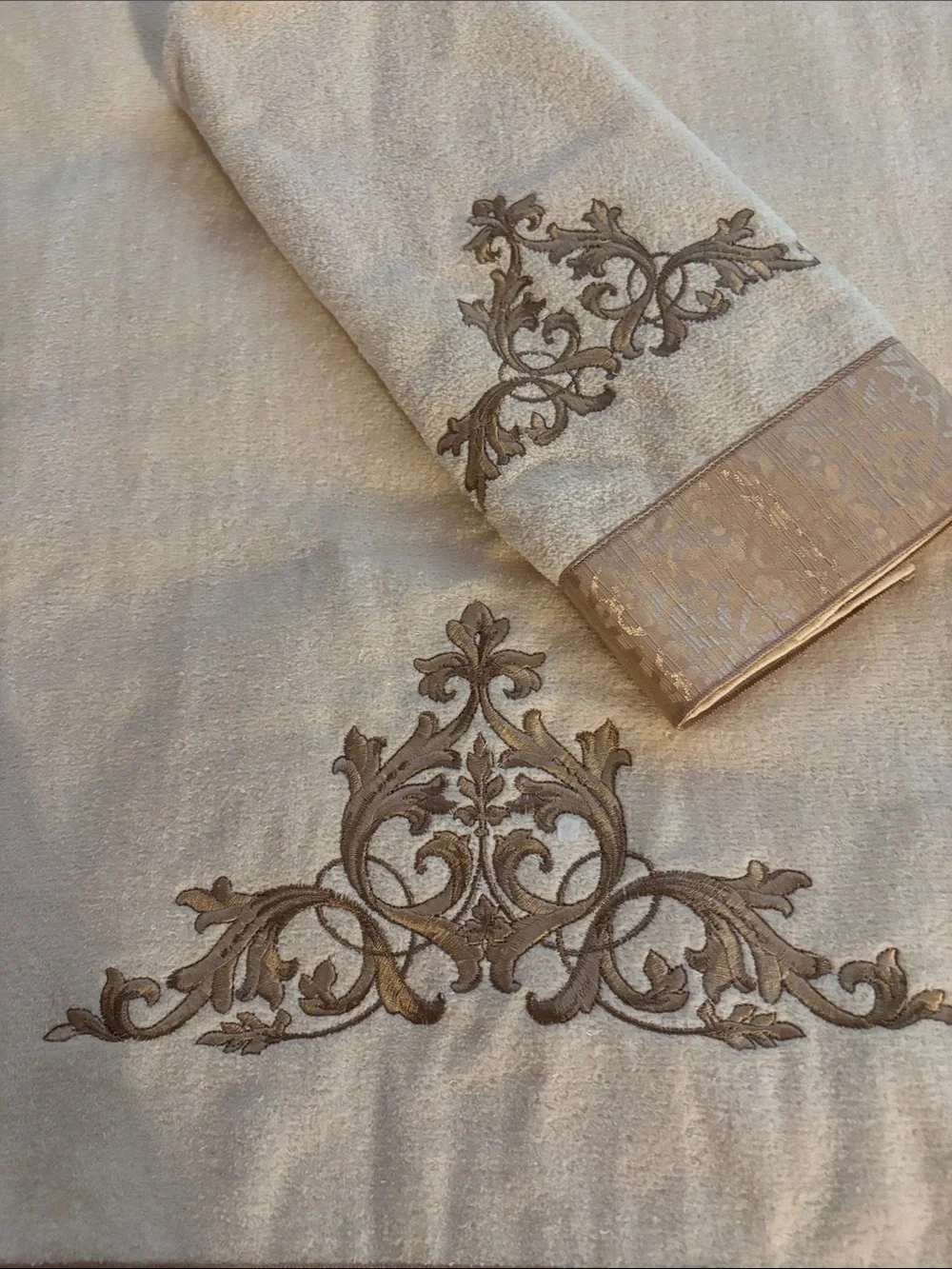 NEW Avanti Cream/Gold Bath Towel Set with Gold Embroidery